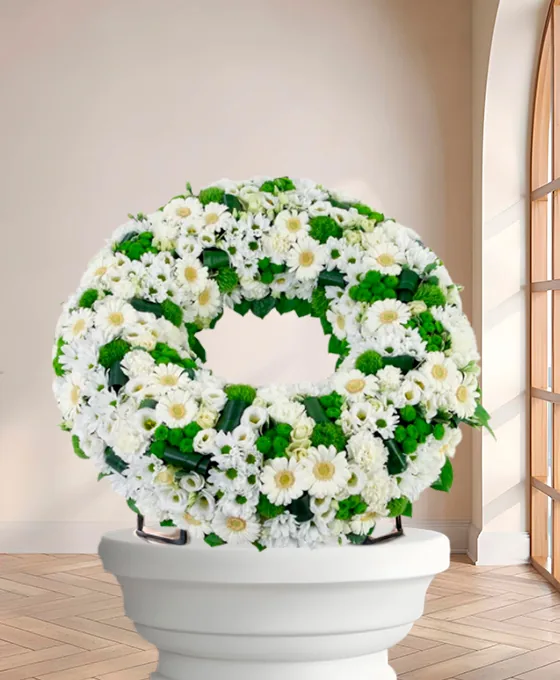 Couronne funéraire blanche et verte, lys et gerberas, atelier parisien